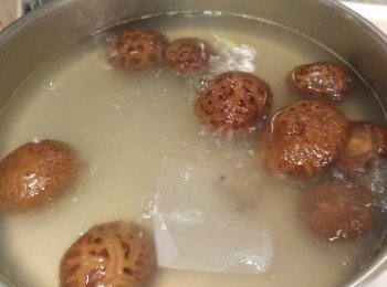 step4: 水和雞湯加兩片薑和胡椒粒同煲, 湯滾好後先落冬菇先炆15分鐘。