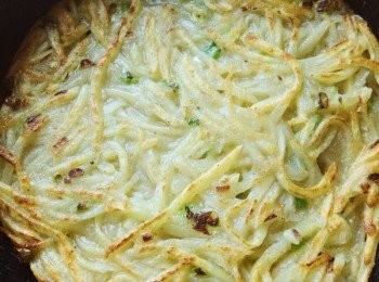 step3: 熱油鍋，油熱了舀一勺薯仔絲攤開了小火煎，不要攤太厚，不然不好煎。