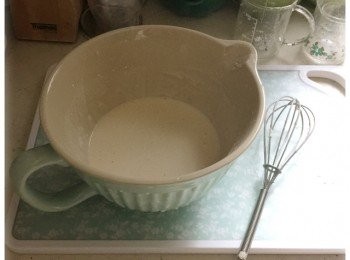 step2: 首先按照包裝指示，將180ml牛奶加入預拌粉，打發均勻。