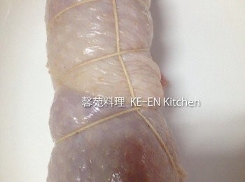 step2: 用繩子把雞肉挷起來