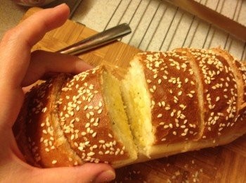 step11: 麵包拿出放涼後切粗片, 不要切斷, 塗上蒜蓉醬, 預熱焗爐160度