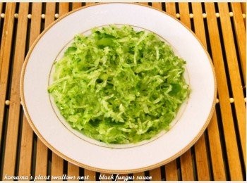 step3: 小黃瓜洗凈後，用刨刀刨成細絲狀，直接鋪放在盤子上。