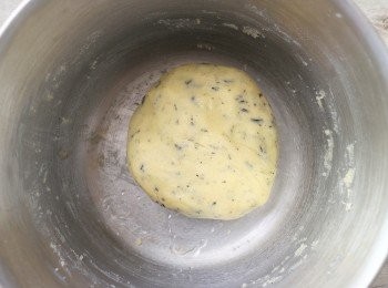 step5: 攪拌至成麵團，保鮮膜包好，放入冰箱冷藏至少30mins。