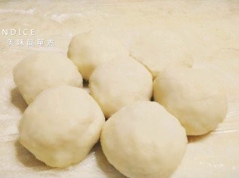 step3: 揉成團狀後，分成數個小麵糰，靜置鬆弛20分鐘。