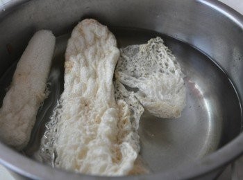 step2: 竹笙先泡熱水在沖洗~ 這竹笙是我老爸從大陸買給我的，放在冰箱好一陣子了...小時候常吃，現在卻不多見了~