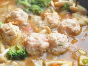 step5: 再將自製的肉丸放入鍋中滾煮至熟後，再放些鹽巴調味即可