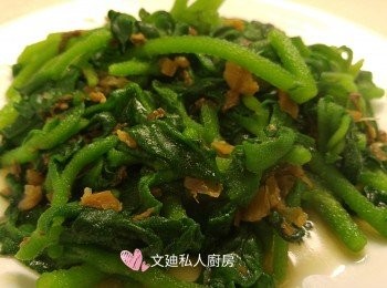 step3: 落冰菜和少許鹽吊味,冰菜唔需要炒好耐只需轉色即可。