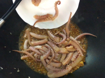 step4: 之後落魷魚，牛排葉及豬皮。