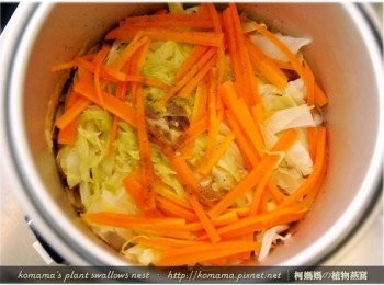 step6: 待電鍋跳起，添加胡椒來增味，掀蓋拌一拌後，在悶煮十分鐘左右即可起鍋！