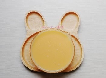 step2: 先將雞蛋均勻打成蛋汁。