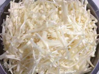 step1: 金針菇切掉頭后洗淨備用，鍋裡放水灼熟，撈起備用。