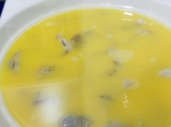 step4: 放入已抹乾嘅蝦。碟用保鮮紙包實。

放熱水篜 10 分鐘。打開保鮮紙馬上放上蔥粒。包返保鮮紙焗大概1分鐘，淋豉油已可。