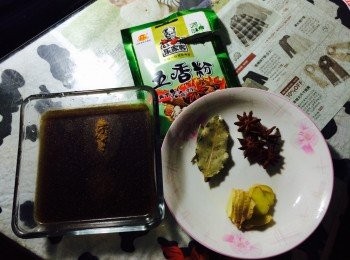 step4: 把料酒，糖，鹽巴，兩勺老抽，三勺生抽，加溫水攪拌均勻；香葉八角和薑片洗淨備用。