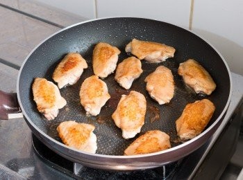 step5: <a href="https://bit.ly/3zHU5V3" target="_blank" data-keyword="雞翼" class="guide-link"><strong>雞翼</strong></a> <span style="display:inline-block;vertical-align:middle;margin-top:-3px;color:initial;border-radius:3px;padding:2px 3px;font-size:12px;line-height:14px;background:#87d300;color:#fff;">即買</span> 醃好後，煮食前拌入 1 茶匙麻油。以中大火燒熱鍋子，加少許油，油熱後放入<a href="https://bit.ly/3zHU5V3" target="_blank" data-keyword="雞翼" class="guide-link"><strong>雞翼</strong></a> <span style="display:inline-block;vertical-align:middle;margin-top:-3px;color:initial;border-radius:3px;padding:2px 3px;font-size:12px;line-height:14px;background:#87d300;color:#fff;">即買</span> 每面煎 1 – 2 分鐘至表面金黃色。