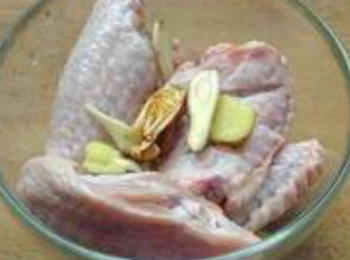 step2: 將<a href="https://bit.ly/3zHU5V3" target="_blank" data-keyword="雞翼" class="guide-link"><strong>雞翼</strong></a> <span style="display:inline-block;vertical-align:middle;margin-top:-3px;color:initial;border-radius:3px;padding:2px 3px;font-size:12px;line-height:14px;background:#87d300;color:#fff;">即買</span> 放入碗內，倒入酒 鹽 蒜頭 薑 醃半個鏈以上