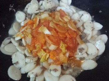 step5: 加入年糕與牛肉煮約3分鐘後，將番茄醬回鑊。