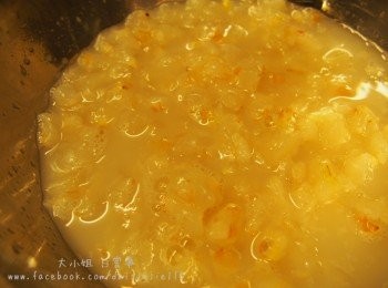 step1: 先把荔枝去殼去核先成細粒。因為荔枝不會因為受熱烹煮而變得散軟，所以十分建議先把它們切碎一點。