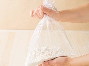 step2: 讓空氣進入使袋子膨脹，扭緊袋口後搖晃數次