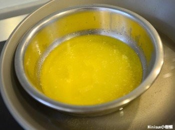 step1: 奶油隔水加熱