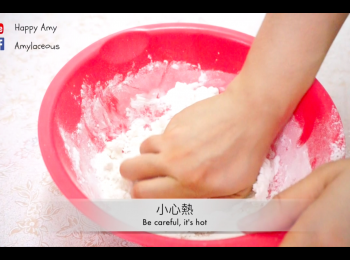 step1: 把100度熱水和植物油倒入糯米粉，攪勻，然後用手搓成麵糰。