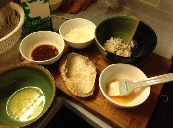 step2: 牛油叮溶, 咖哩樽加2湯匙熱水攪溶, 加入麵粉, 牛奶, 蛋液, 芝士粉成麵粉糊