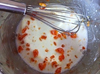 step2: 開始調製面湖，鹹蛋1粒，食水2大匙，麻油和薯粉2大匙攪勻。