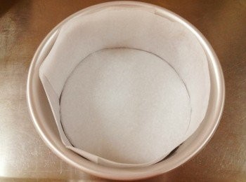 step1: 先將烤模周圍與底部鋪上烤焙紙,並將奶油融化備用,烤箱預熱160度.