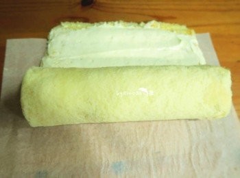 step8: 慢慢捲起.用烘培紙固定.放冰箱冷藏定型