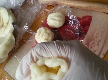 step14: 將一粒皮包上一粒榴槤肉,用手虎口位埋口