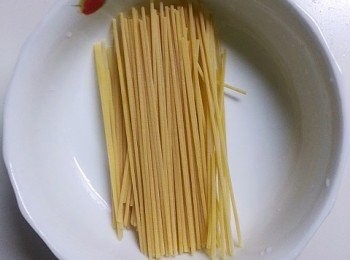 step1: 意粉分開一分，用滾水加少許海鹽煮4分鐘後熄火焗4分鐘，盛起待涼後落下少許橄欖油撈勻後放入保鮮盒。(落橄欖油避免會結合成一堆)