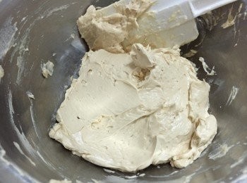 step6: 當混合物打至融合一起後,就可以分二次加入步驟一隔出的伯爵奶茶,以打旦器慢速將其混合後便可以停機