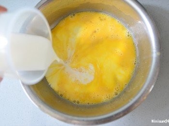 step2: 倒入牛奶攪拌均勻