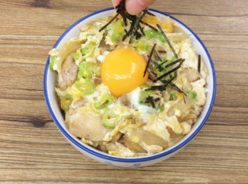 step10: 放入飯面，加入蛋黃及紫菜絲完成。