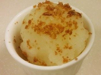 step3: 同時間請將椰糖用刀挖出椰糖碎,將檸檬雪芭放入杯內撒上椰糖即成。