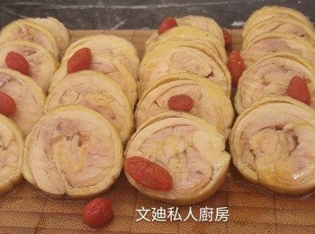 step9: 切片後再加點<span class="group_2">醉雞汁</span>不用太多。(<span class="group_2">醉雞汁</span>可多次使用，但用之前最好翻滾一次，冷卻後再次使用。）