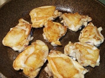 step2: 熱鑊下油加入<a href="https://bit.ly/2ZxapeY" target="_blank" data-keyword="雞扒" class="guide-link"><strong>雞扒</strong></a> <span style="display:inline-block;vertical-align:middle;margin-top:-3px;color:initial;border-radius:3px;padding:2px 3px;font-size:12px;line-height:14px;background:#87d300;color:#fff;">即買</span> 煎至熟透取出備用