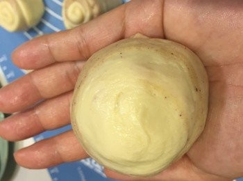 step18: 收口向下放在牛油紙上。