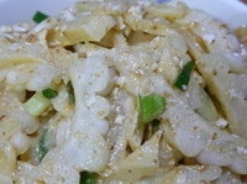 step3: 鍋內下油並蒜頭爆香，再下蛋黃炒到起泡，把苦瓜倒入跟蛋白攪拌均勻，起鍋前放入蔥段，滴一點香油，完成鹹蛋苦瓜。