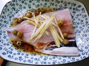 step1: 將虱目魚肚切半(因為我煮的是一人份量，所以切半) 薑絲、樹子與所有<span class="group_3">調味</span>放入盤中，入電鍋蒸熟(大約10~15分)看魚肚大小