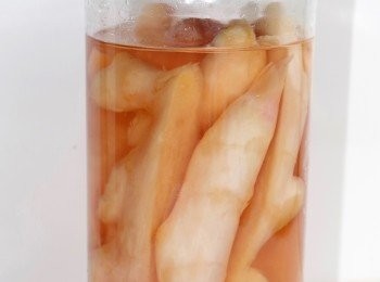 step5: 待涼後，把糖醋注入放子薑的瓶內，醃2－3日便可食用！