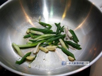 step5: 燒熱1湯匙油，把蔥段和蒜片爆香。