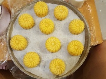 step15: 入模後壓花,放入雪櫃再雪硬身,雪一晚才焗效果會更理想