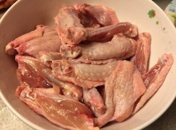 step1: <a href="https://bit.ly/3zHU5V3" target="_blank" data-keyword="雞翼" class="guide-link"><strong>雞翼</strong></a> <span style="display:inline-block;vertical-align:middle;margin-top:-3px;color:initial;border-radius:3px;padding:2px 3px;font-size:12px;line-height:14px;background:#87d300;color:#fff;">即買</span> 解凍洗淨剪開一半, 醃半小時