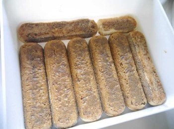 step8: *放餅乾，填入提拉米蘇餡，再放一層姆指餅乾，