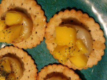 step3: 準備脆饼平放擺好，在每塊餅上放一隻煎好的帶子，帶子面放上芒果粒，再灑上海苔碎便完成啦！