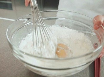 step2: 麵粉過篩3次，加入鹽及蛋醬，拌勻後再加入牛奶，拌勻。