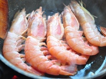 step3: 再放入蝦子雙面翻煎