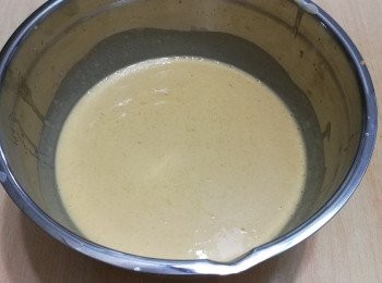 step6: 把砂糖、水、淡奶和椰汁拌勻。