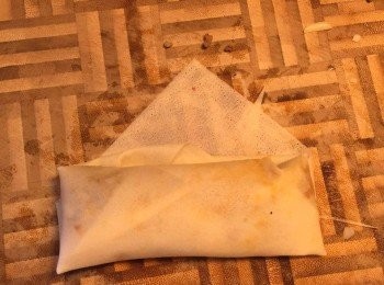 step7: 將三角形位置向入摺，並用水封口固定