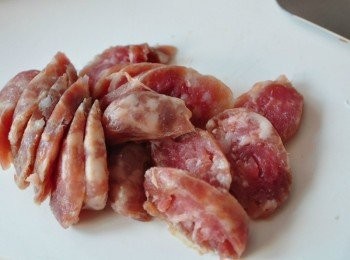 step1: 將市場買回來現成的香菇荸薺丸漿與豬腳肉一起攪和均勻